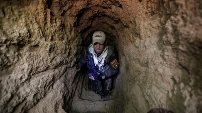 Un soldato delle forze speciali irachene durante una perlustrazione in uno dei tunnel