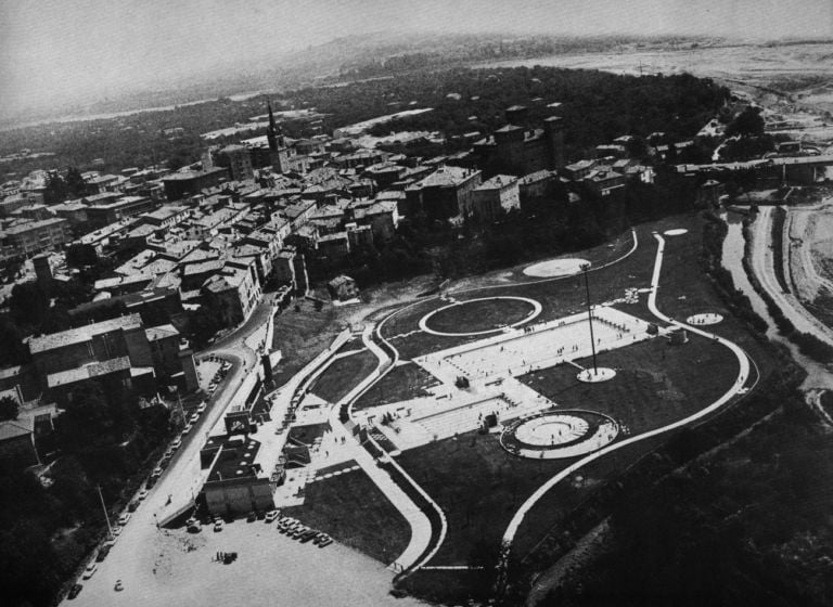 Cesare Leonardi & Franca Stagi, Centro Nuoto di Vignola, 1973-82. Veduta aerea del progetto inserito tra il centro storico e il fiume Panaro. Courtesy Archivio Architetto Cesare Leonardi