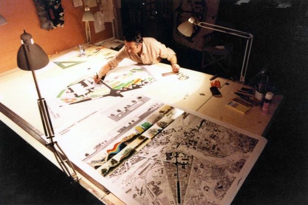 Cesare Leonardi in studio, 1982. Courtesy Archivio Architetto Cesare Leonardi