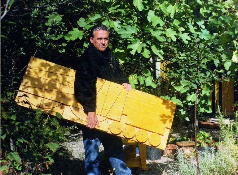Cesare Leonardi nel giardino della casa studio con il tracciamento del Solido PR4. Courtesy Archivio Architetto Cesare Leonardi