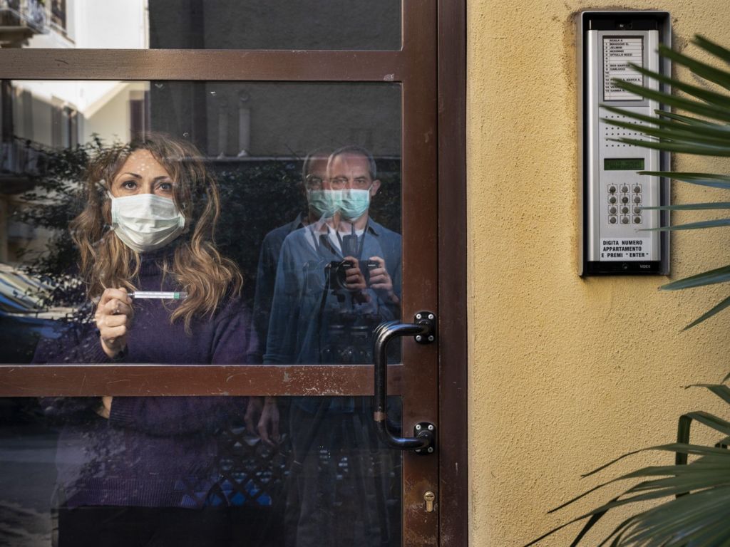 Fotografie, ‘spiando’ al di là di una finestra: la Milano del Coronavirus e non solo