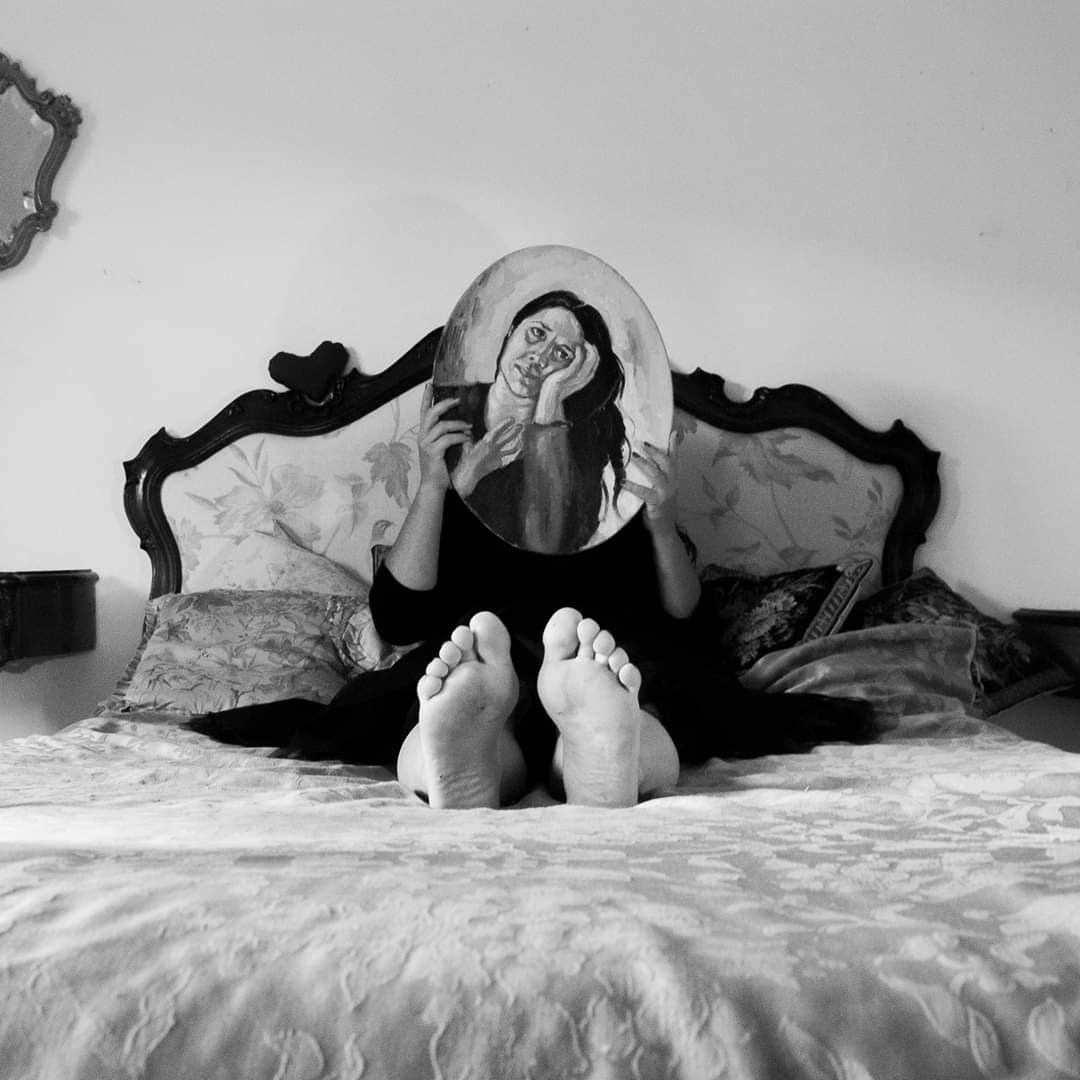 Desideria Burgio, Ritratto di Linda Randazzo sul suo letto, dimensioni variabili, foto digitale BN, 2015