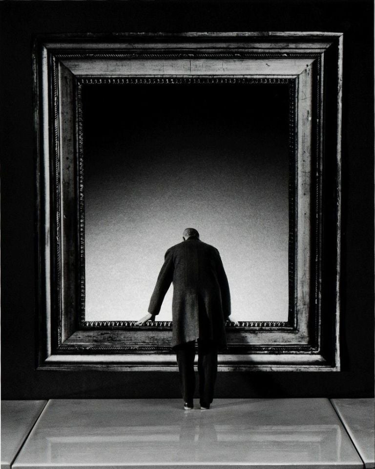 Gilbert Garcin L’Attraction du Vide 2001 Addio Monsieur G. I teatrini fotografici di Gilbert Garcin, tra esistenzialismo e surrealismo