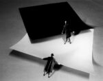 Gilbert Garcin Le Yin et le Yang ou les Malevitch choisissent un tapis Addio Monsieur G. I teatrini fotografici di Gilbert Garcin, tra esistenzialismo e surrealismo