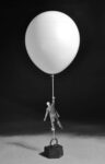 Gilbert garcin Icaro contrastato 2012 Addio Monsieur G. I teatrini fotografici di Gilbert Garcin, tra esistenzialismo e surrealismo