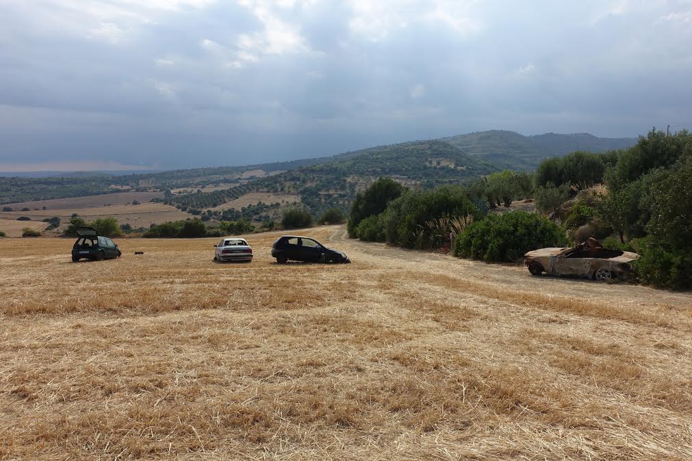 Giuseppe Lana, Zweisamkeit, environmental installation, Mercedes-Benz SL350, BMW 3 touring, Audi 80 2.0 E, Opel Corsa 1.2 i, Volkswagen Lupo 1.4, Tenuta Busulmone Noto (SR), 2018. Photo credits: Gianfranco Gorgoni