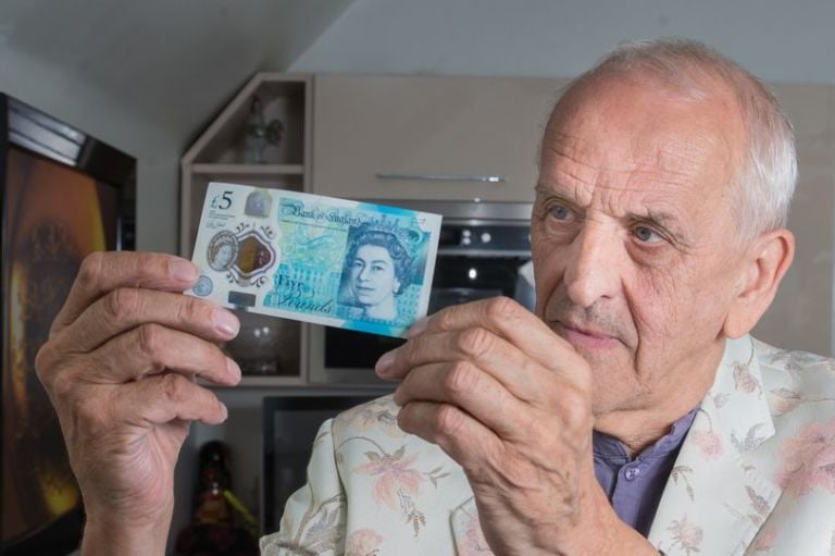 Graham Short mostra una delle rare banconote da 5 sterline, plymouthherald.co.uk