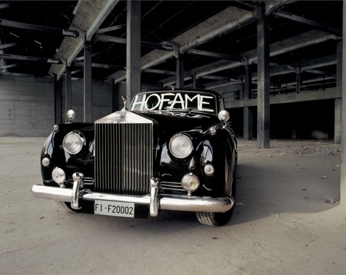 Paolo Canevari, Ho Fame, 2002, Tempera acrilica su Rolls Royce, installazione, Ex Meccanotessile Firenze, ph. Paolo Canevari Paolo Canevari, Ho Fame, 2002, Tempera acrilica su Rolls Royce, installazione, Ex Meccanotessile Firenze, ph. Paolo Canevari