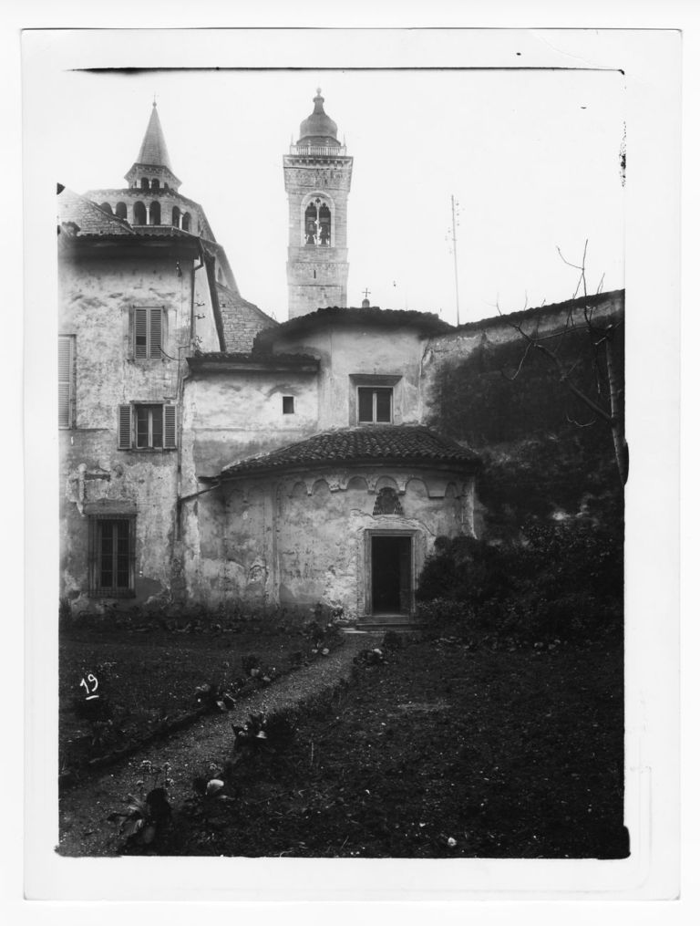 Il Tempietto di Santa Croce a Bergamo coi locali addossati visto nell’area interna della Curia vescovile come era nel 1934 © Museo delle storie di Bergamo, Archivio fotografico Sestini – Raccolta Domenico Lucchetti