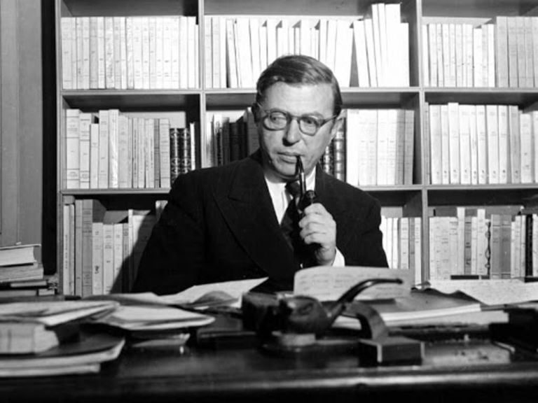 Jean-Paul Sartre nel suo studio a Parigi, anni Cinquanta