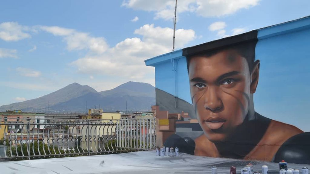 Combattere il Coronavirus. A Napoli il Muhammad Alì dello street artist Jorit