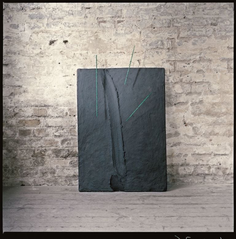 Kölner Seite, 1985, terracotta, antirombo, legno, pigmento, 100x70 cm