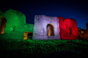 Le Terme di Caracalla illuminate dal tricolore