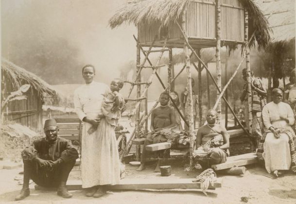 Lo “zoo umano” esposto nel 1897 nel parco del Museo del Congo Belga a Tervuren, oggi Museo Reale per l’Africa Centrale © Collezione RMCA. Photo A. Gautier