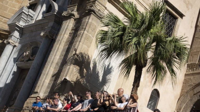 Marinella Senatore, Manifesta12, Palermo Procession, 2018. La folla che osserva. Photo Lorenza Fruci