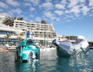 Le due bottiglie-sculture raggiungono il Principato di Monaco