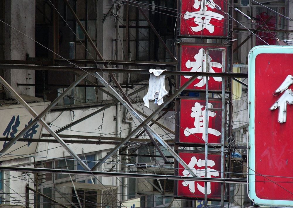 Michael Wolf Lost Laundry Fotografie, 'spiando' al di là di una finestra: la Milano del Coronavirus e non solo