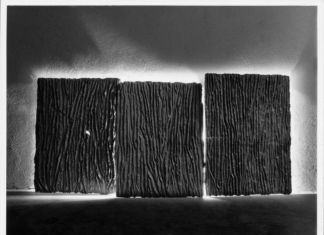 Pagine,1985, terracotta, antirombo, luce ai vapori di sodio, 100x210 cm