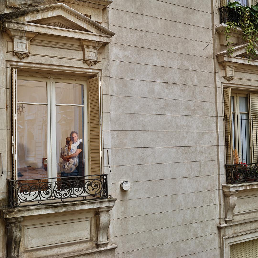 Ph. Gail Albert Halaban Fotografie, 'spiando' al di là di una finestra: la Milano del Coronavirus e non solo