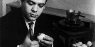 Piero Manzoni mentre firma un Uovo scultura, 1960