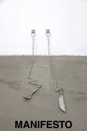 Silvia Giambrone "Cutlery", 2018 posate d’argento, catene di acciaio ancorate a parete cm 185x10x2 Courtesy Collezione privata