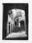 Scorcio di cortile interno con portoni e finestre su via Mario Lupo a Bergamo © Museo delle storie di Bergamo, Archivio fotografico Sestini – Raccolta Domenico Lucchetti