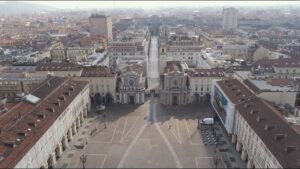 Torino che ci aspetta. La città deserta ripresa da un drone