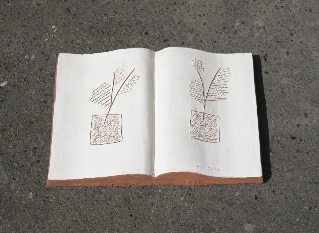 Ugo La Pietra, Libro aperto, terracotta ingobbiata e incisa a mano dall’autore nel laboratorio Ernan, Albisola, 2006. Photo Aurelia Raffo