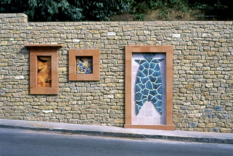 Ugo La Pietra, Muro delle meraviglie, intervento urbano a Caltagirone, 2000