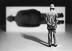 Addio Monsieur G. I teatrini fotografici di Gilbert Garcin, tra esistenzialismo e surrealismo