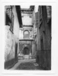 Veduta del vicolo davanti alla Casa dell’Arciprete a Bergamo © Museo delle storie di Bergamo, Archivio fotografico Sestini – Raccolta Domenico Lucchetti