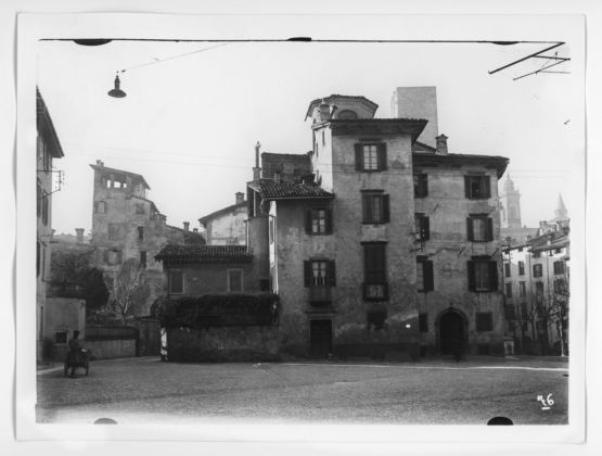 Veduta di edifici su piazza Mercato del fieno, Bergamo © Museo delle storie di Bergamo, Archivio fotografico Sestini – Raccolta Domenico Lucchetti