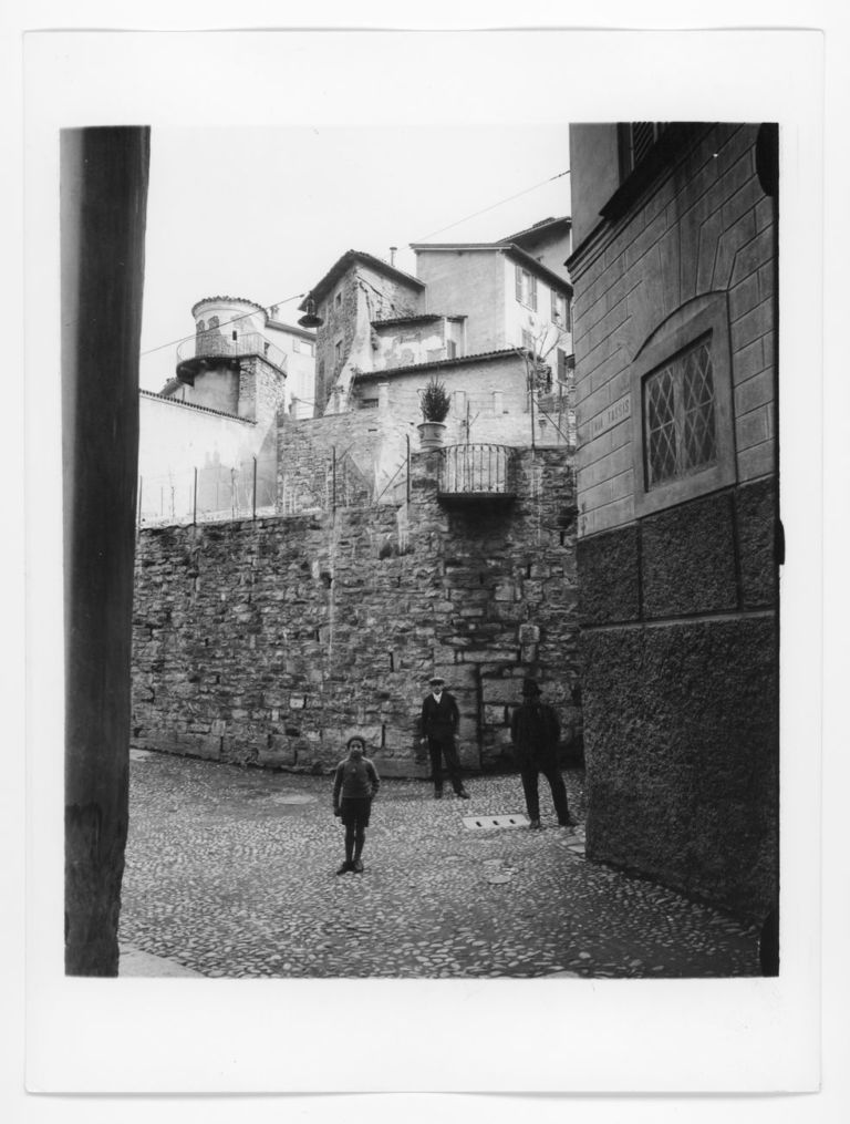 Veduta di via Tassis a Bergamo all’incrocio con via San Lorenzo con persone © Museo delle storie di Bergamo, Archivio fotografico Sestini – Raccolta Domenico Lucchetti