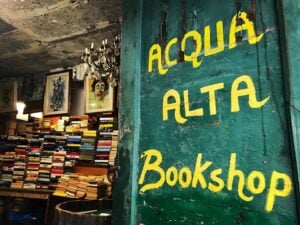 Librerie riaperte. Ecco come sta andando alla Libreria Acqua Alta di Venezia