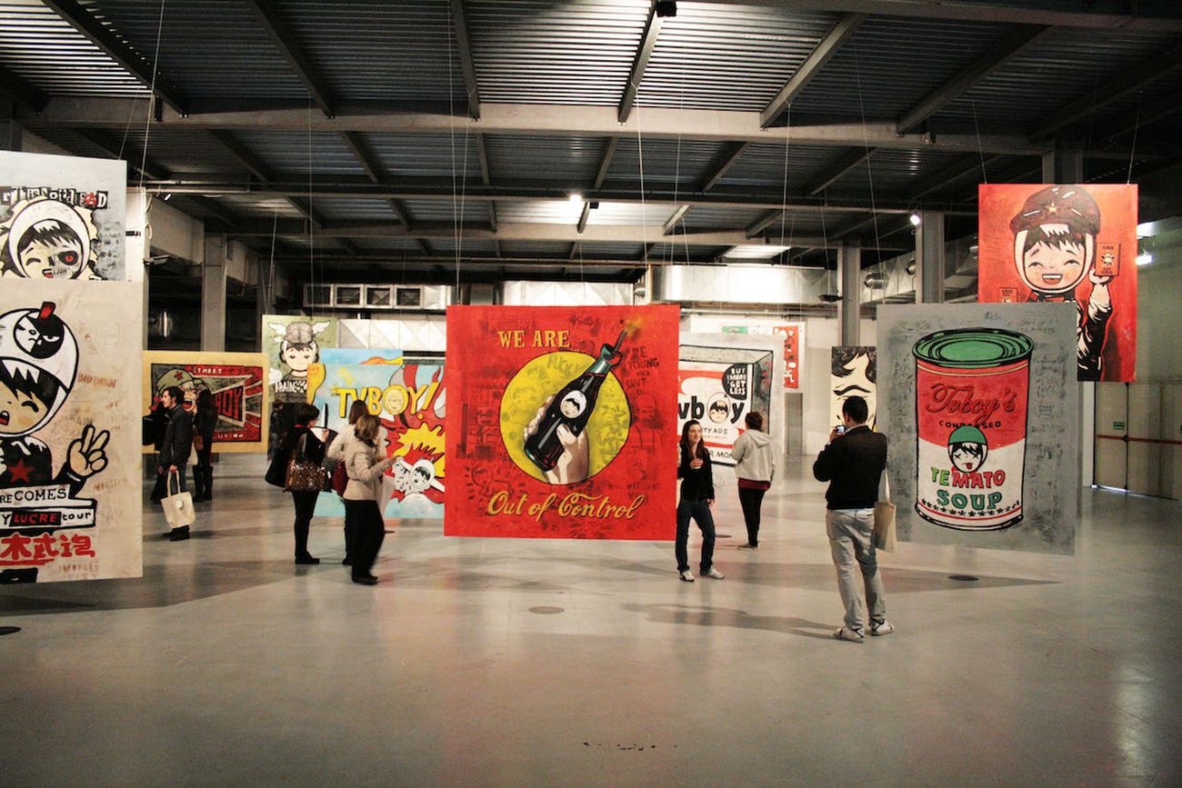 “Mash Up”, mostra dell’artista e street artisti Tv Boy (2010). Courtesy Superstudio