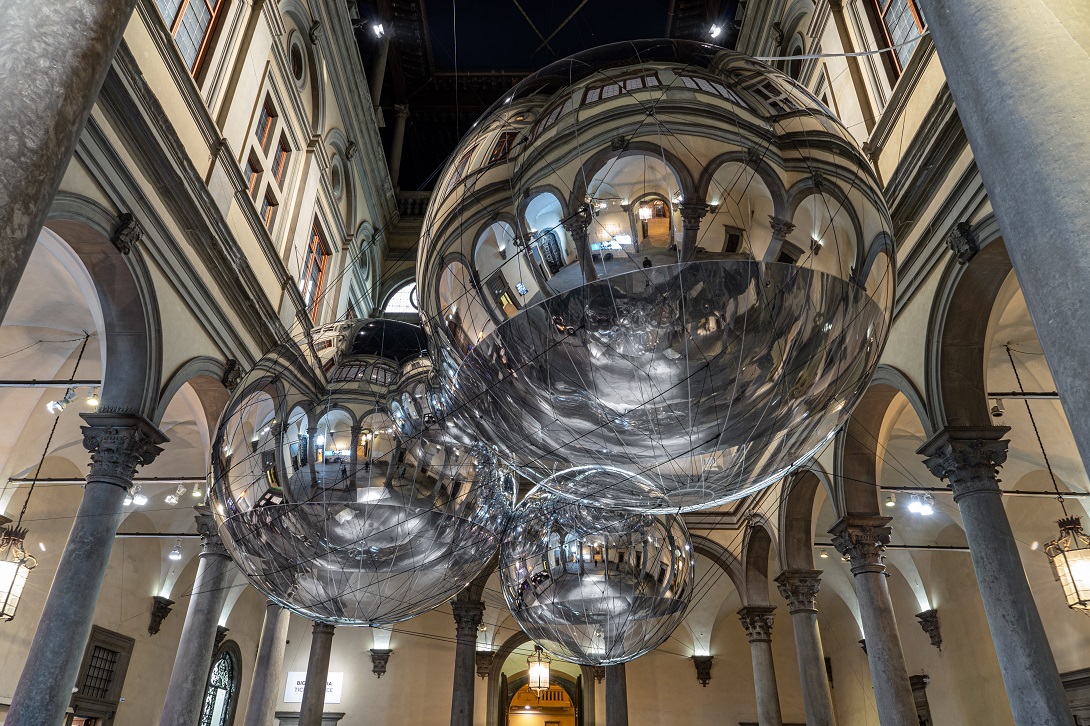 Tomás Saraceno, Palazzo Strozzi, Courtyard installation ® Ela Bialkowska, OKNO Studio