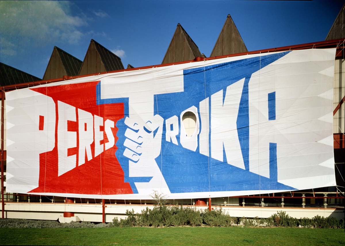 Erik Bulatov, Perestroika , 1989, Progetto originale sulla facciata del original project displayed on the facade of the Centro Pecci Foto photo © Carlo Gianni