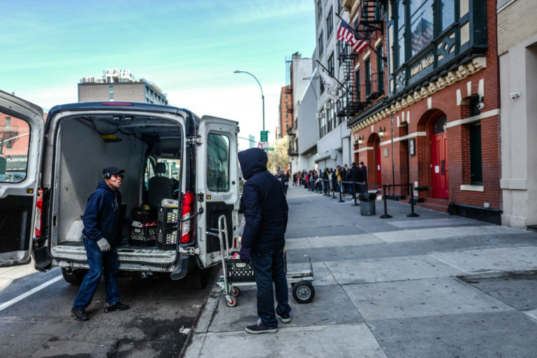Operatori portano cibo alla Bowery Mission durante il lockdown, 16 marzo 2020 (Foto di Francesca Magnani)