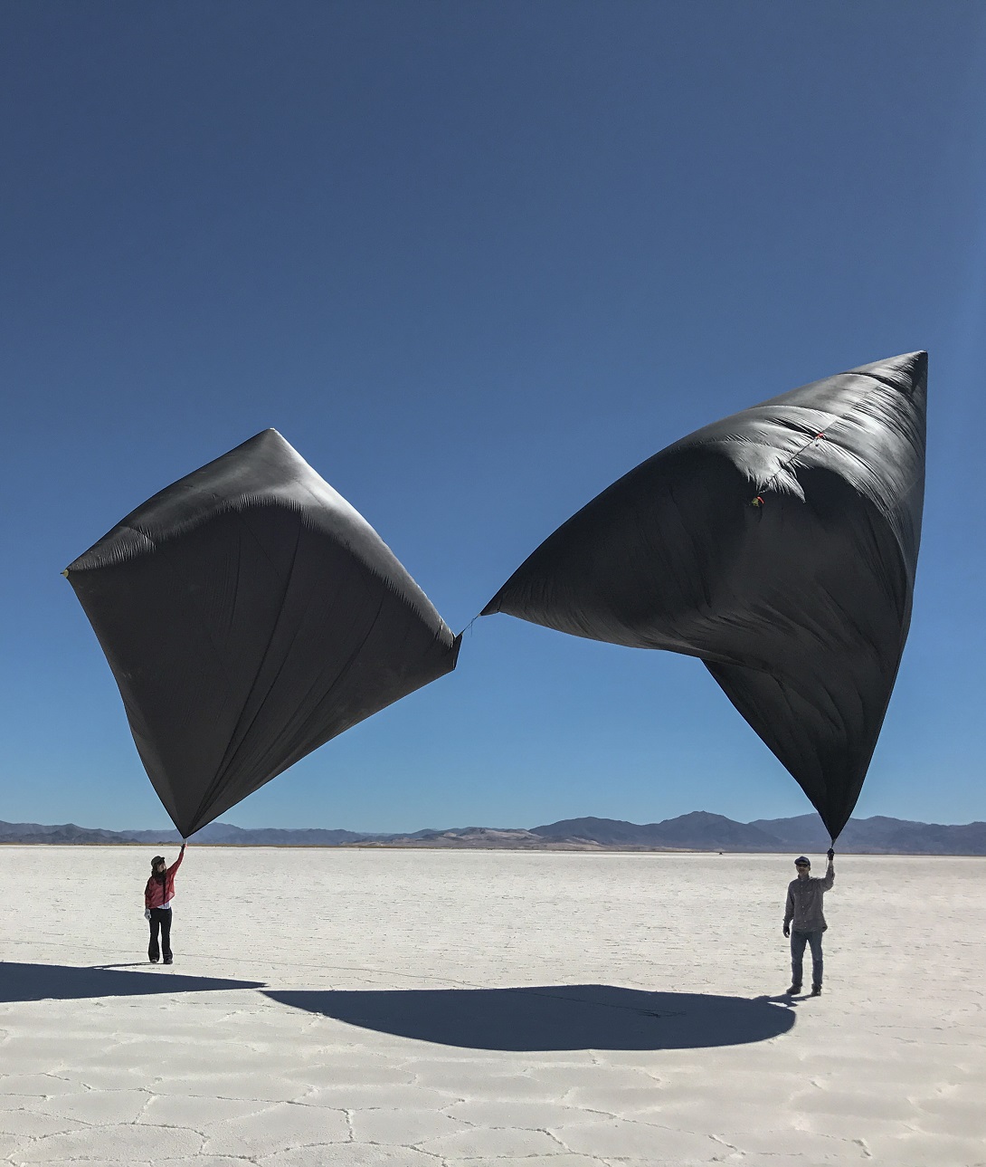 Aerocene Tethered Flight, 24°08’54.4”S 65°15’54.8”W, Salinas Grandes, Jujuy, Argentina, 2017. Courtesy the Aerocene Foundation and CCK Agency Photography by Studio Tomás Saraceno, 2017 Licensed under CC BY‐SA 4.0 by Aerocene Foundation