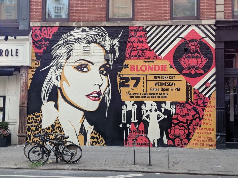 Blondie di Shepard Fairey sulla facciata di Saxon + Parole a New York, agosto 2017. Photo Kalfatovic via Wikimedia