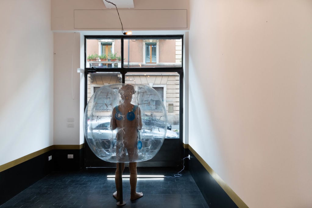 La scultura di Riccardo Previdi a Milano: il bambino chiuso nella sua bolla ci parla di noi