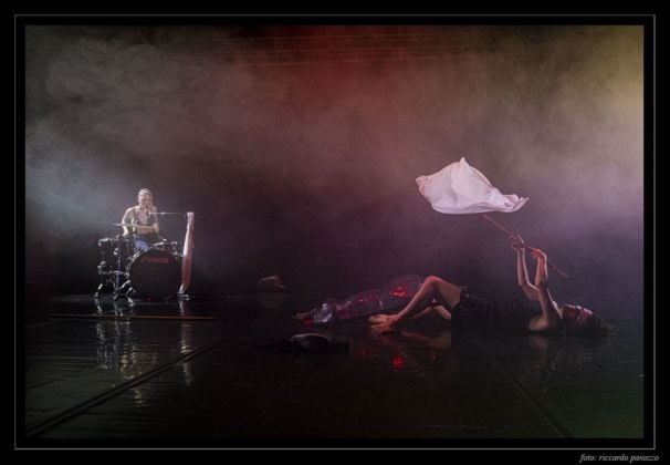 Demonstrate restraint, coreografia di Yasmeen Godder. Photo Riccardo Panozzo
