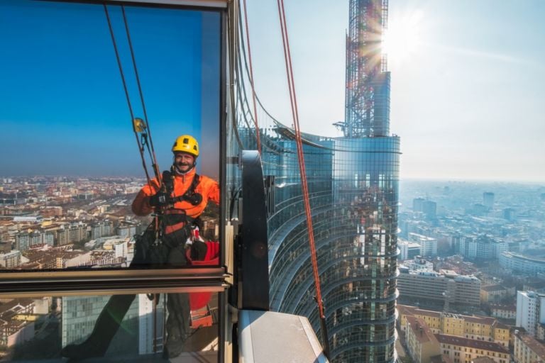 Dimitar Harizanov, il fotografo Spiderman di Milano