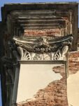 Esempio di coloritura acrilica su edificio storico, sotto l profilo conservativo può essere dannosa