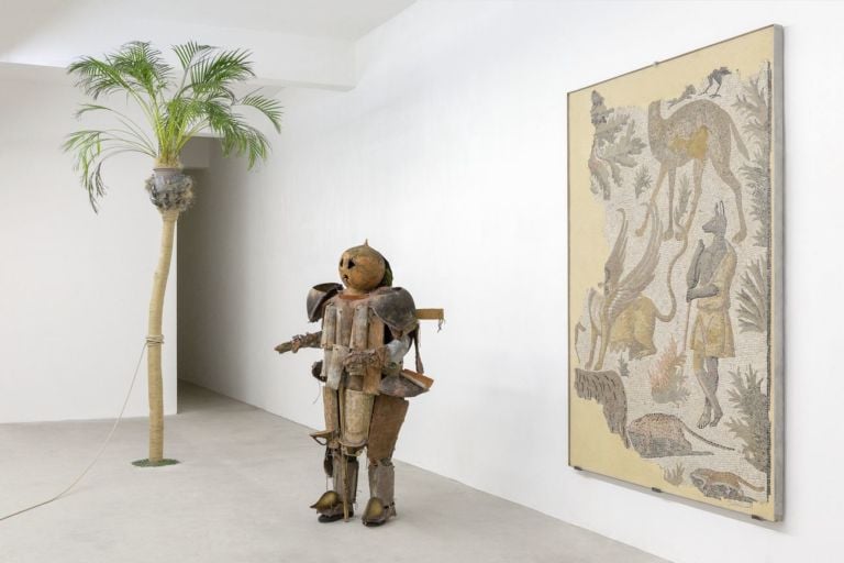 Francesco Cavaliere e Leonardo Pivi, Anubi vs Baboon. Installation view con mosaico romano del II sec. d.C. proveniente dal Museo della Città di Rimini. Gluck50, Milano 2019. Photo Giulio Boem. Courtesy Gluck50