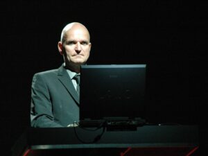 Muore Florian Schneider, musicista pioniere della musica elettronica con i Kraftwerk