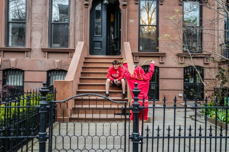 Francesca Magnani, Due fratelli vestiti di rosso fanno ginnastica insieme, Brooklyn, 14 aprile 2020