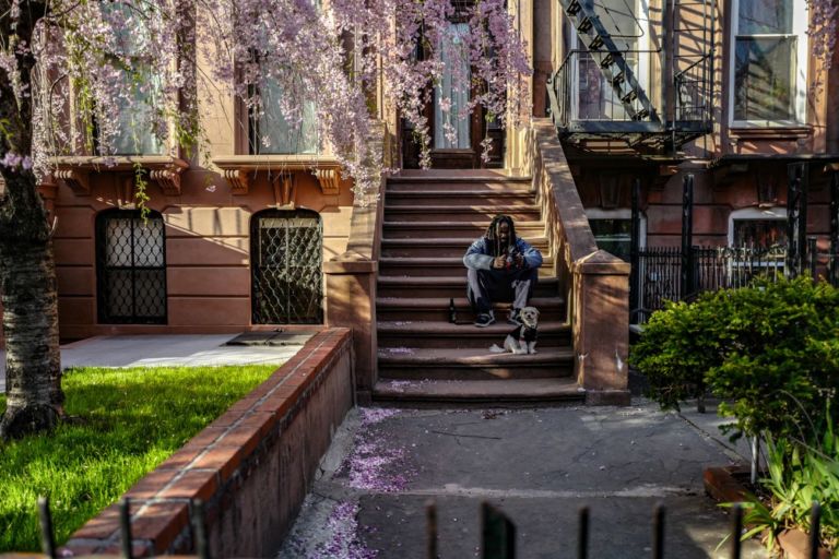 Francesca Magnani, Il giorno del mio compleanno un uomo festeggia con una birra sotto un albero in fiore, Brooklyn, 11 aprile 2020