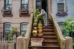 Francesca Magnani, Una donna dà l’acqua alle piante e mi insegna la parola watering can, Brooklyn, 18 aprile 2020