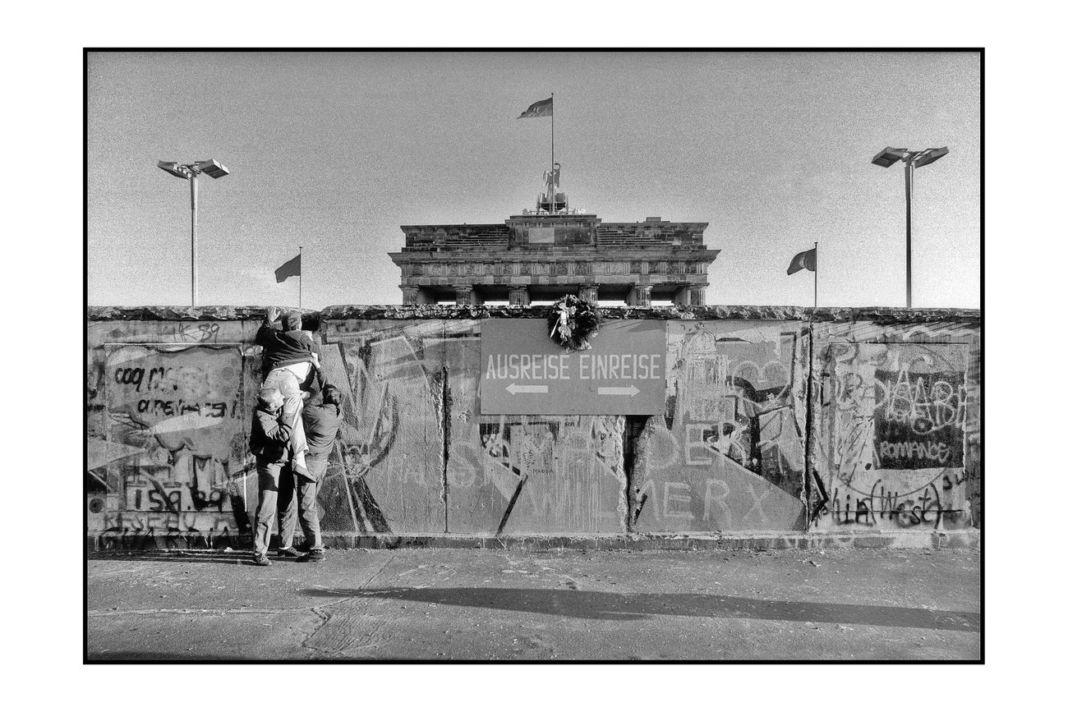 Gerd Danigel, Porta di Brandeburgo, 1989. La fotografia più venduta di Gerd Danigel ai turisti.